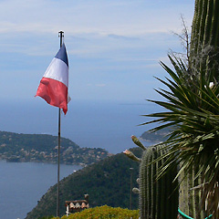 Ranskan lippu ja Välimeren rannikkoa