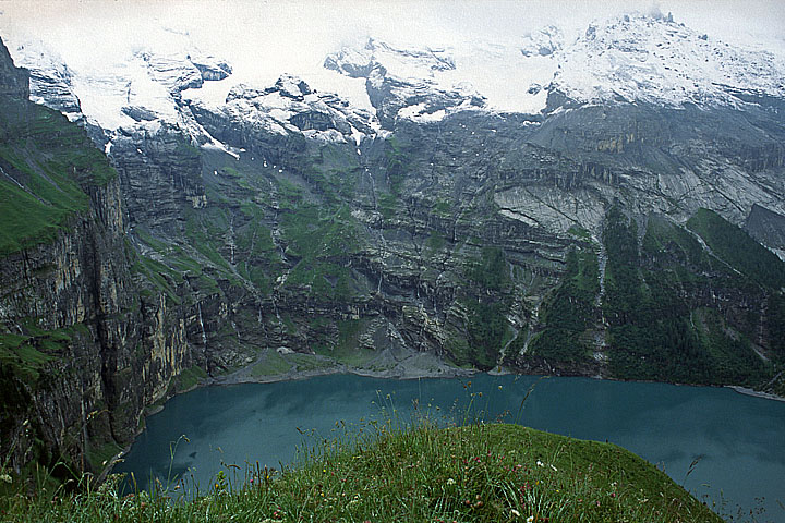Oeschinensee: alppijärvi jyrkkien kallionseinämien ja lumihuippuisten vuorten alla