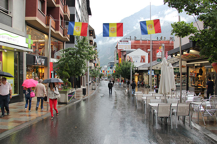 Ostoskatu Andorrassa: liikkeitä, katukahvila, lippuja