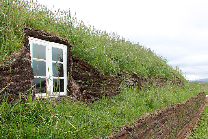 Glaumbr: ruohoa kasvavasta turpeesta tehdyn talon sein ja ikkuna