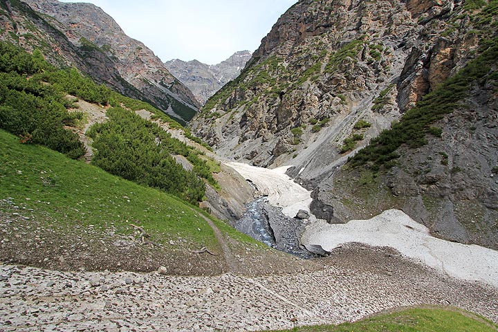 Val Viéira: jyrkkäreunainen laakso, jonka pohjalla lunta