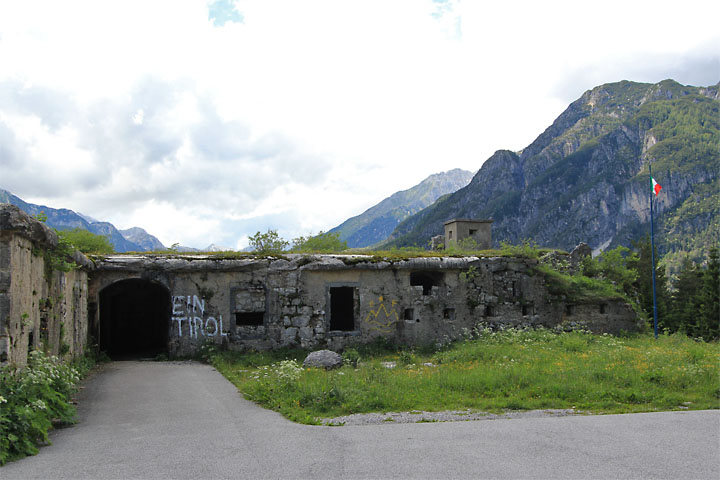 Predilsattel: raunioitunut linnake, jonka seinässä lukee 'Ein Tirol'