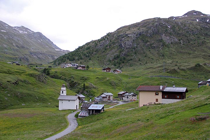 Kirkko ja taloja Trepallen kylän lähellä