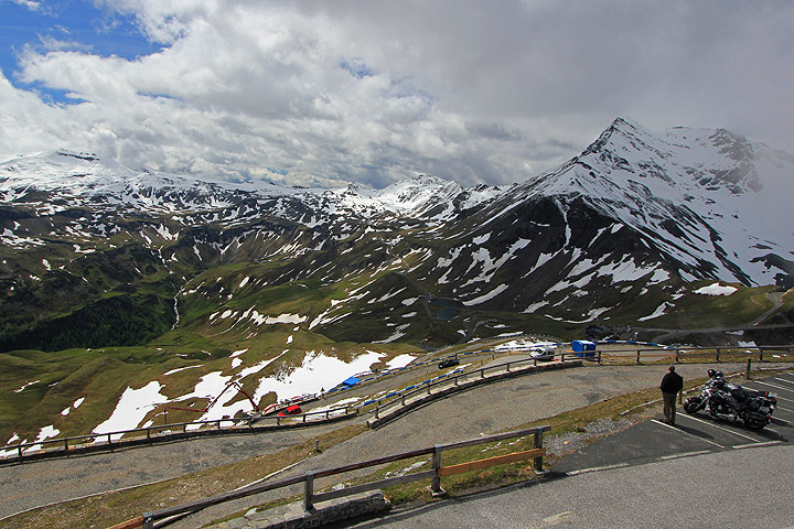 Luminen vuorinäköala Edelweißspitzen huipulta, autoja ja moottoripyörä