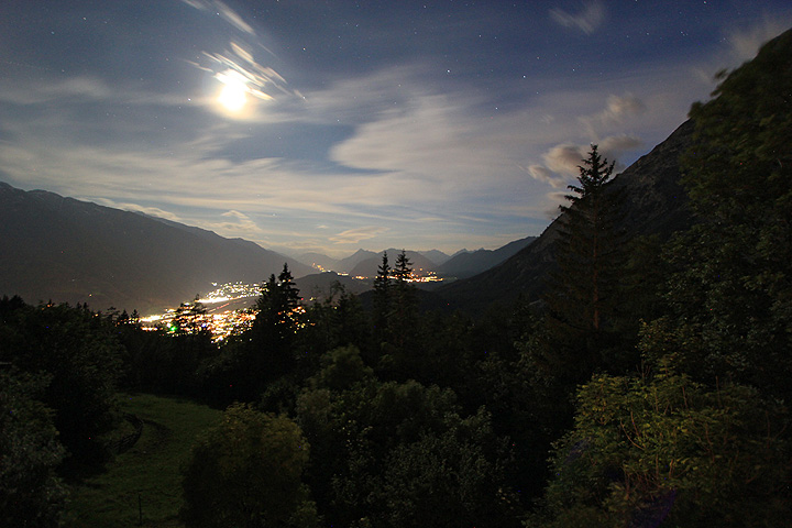 Inntal-laakso kuutamossa tähtitaivaan alla