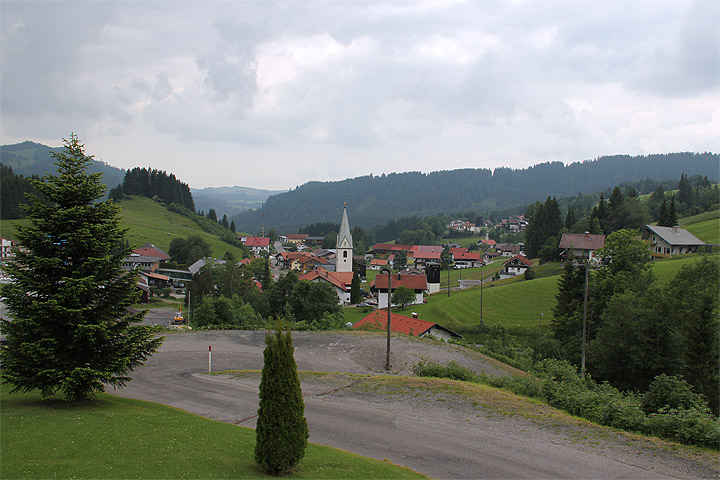 Jungholz: kylänäkymä, kirkontorni, taloja