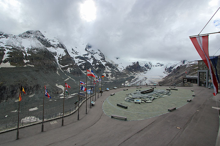Franz-Josefs-Höhe, etualalla maiden lippuja, taustalla Pasterze-jäätikkö