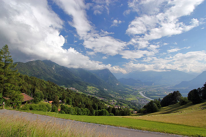 Liechtenstein: laaja vuoristomaisema