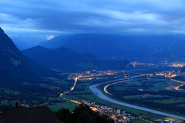 Liechtenstein: maisema iltavalaistuksessa