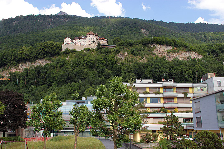Vaduz: Linna kerrostalojen yläpuolella