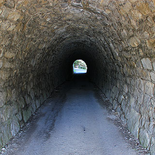 Kapea tunneli vuoren läpi