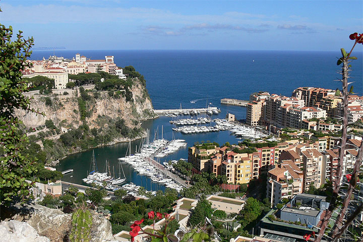 Monacon vanhan kaupungin ja Fontvieillen rantaa: meri, satama, rakennuksia