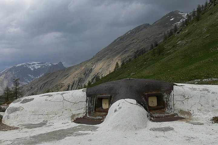 Maginot-linjan bunkkeri vuorimaisemassa