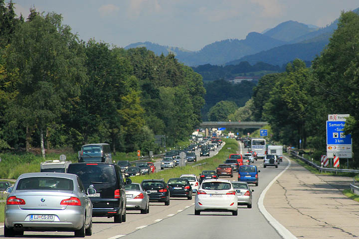 Autobahn: moottoritie täynnä autoja