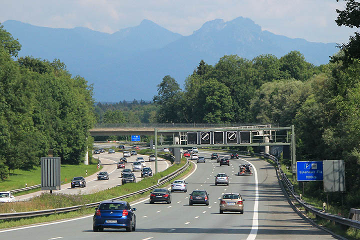 Autobahn: autoja moottoritiellä, nopeusrajoitus päättyy
