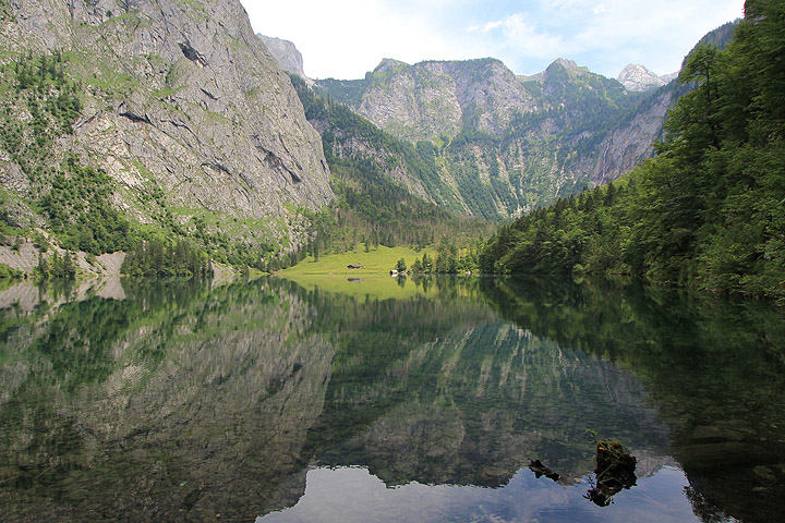 Obersee: metsä ja vuorenrinteitä heijastuu tyynen veden pintaan