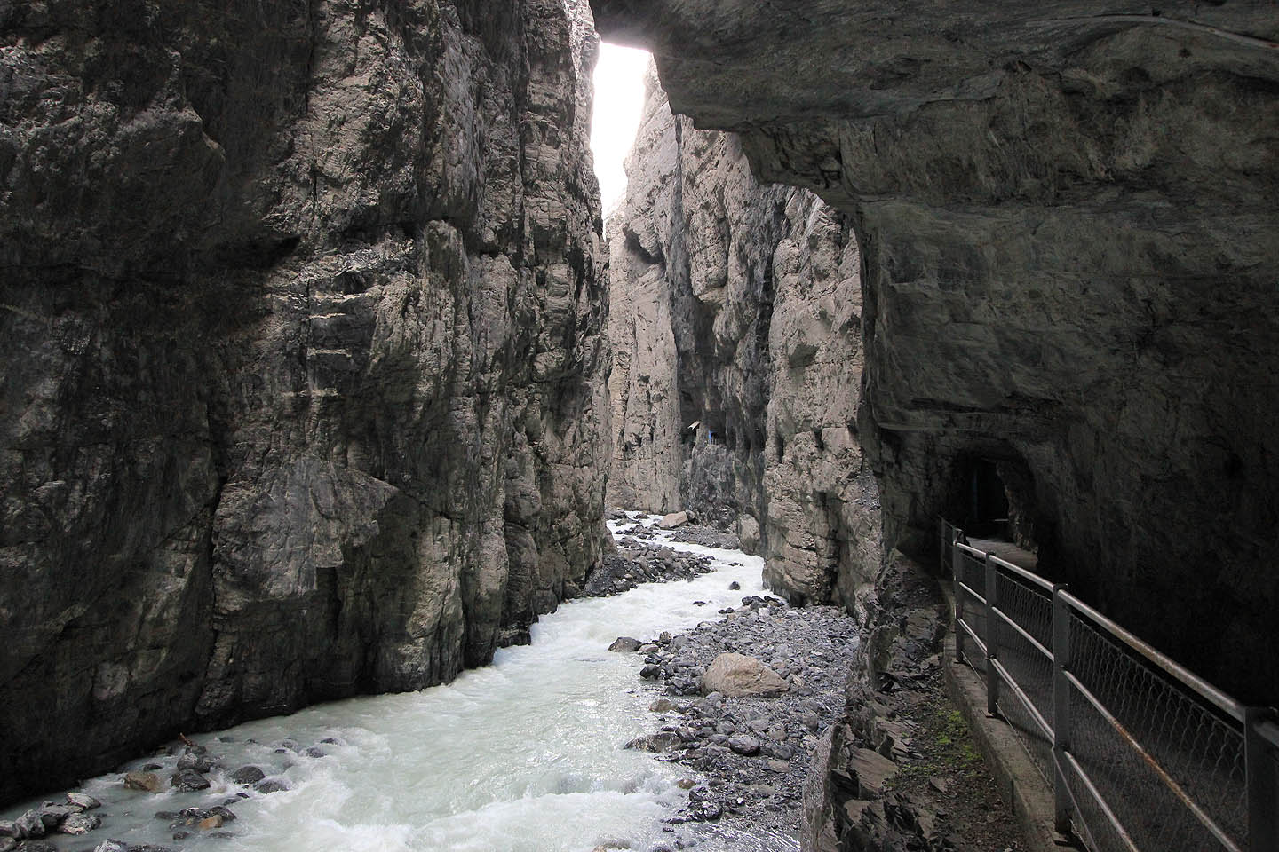 Gletscherschlucht Grindelwald: Joki kanjonin pohjalla