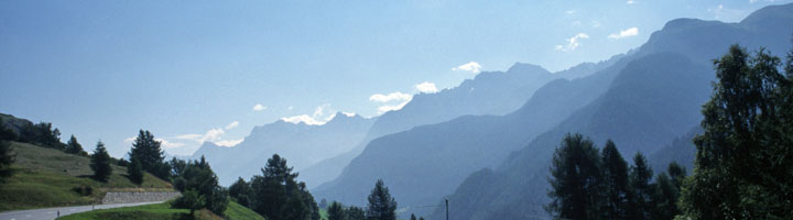 Sinisenä siintävä vuorijono Sveitsin Graubündenissä