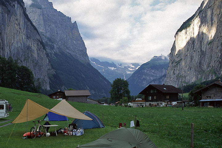 Lauterbrunnental: leirintäalue jyrkkien vuorenseinämien välissä