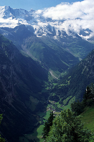 Lauterbrunnental: alppilaakso ylhäältä kuvattuna