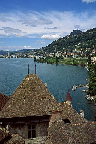 Montreux ja Château de Chillon Genevejärven rannalla