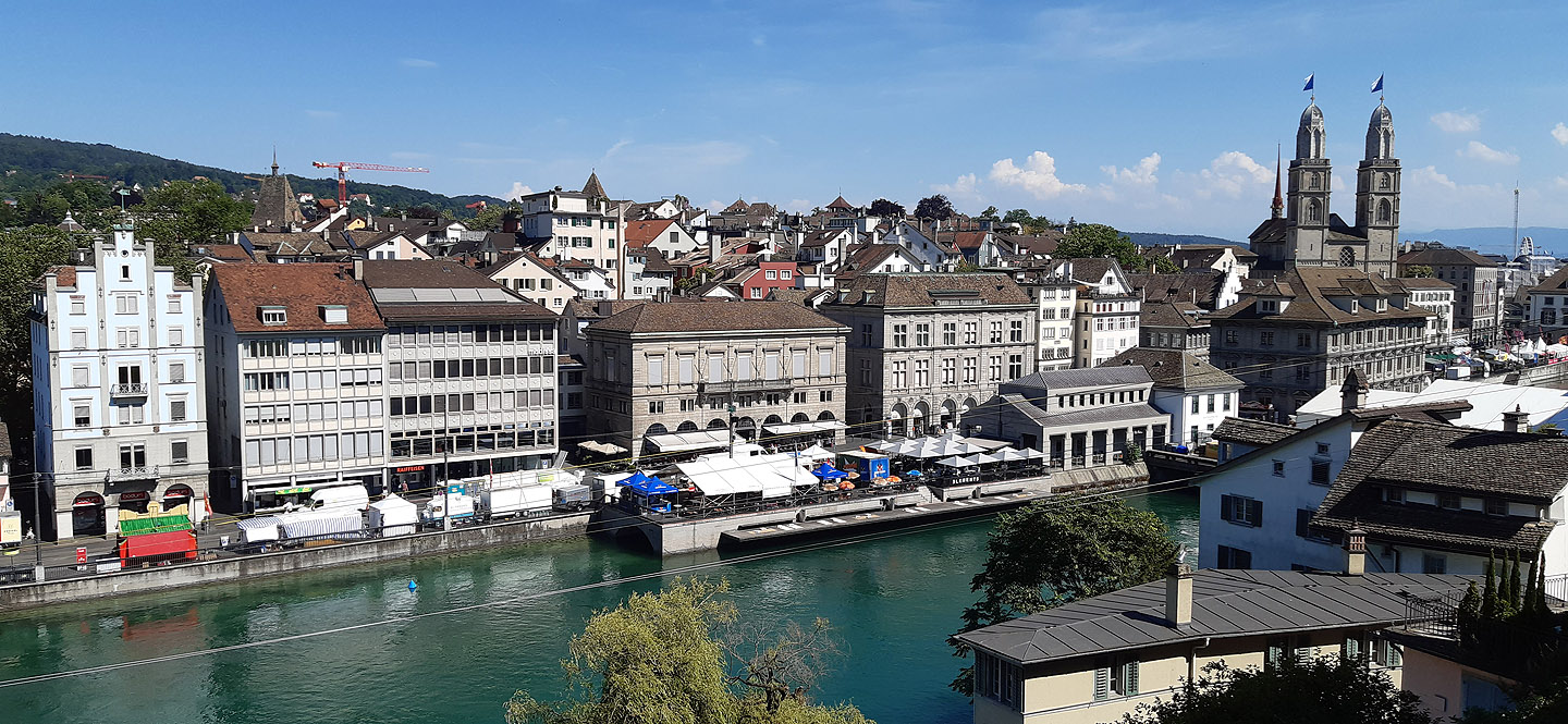 Zürichin taloja joen varressa