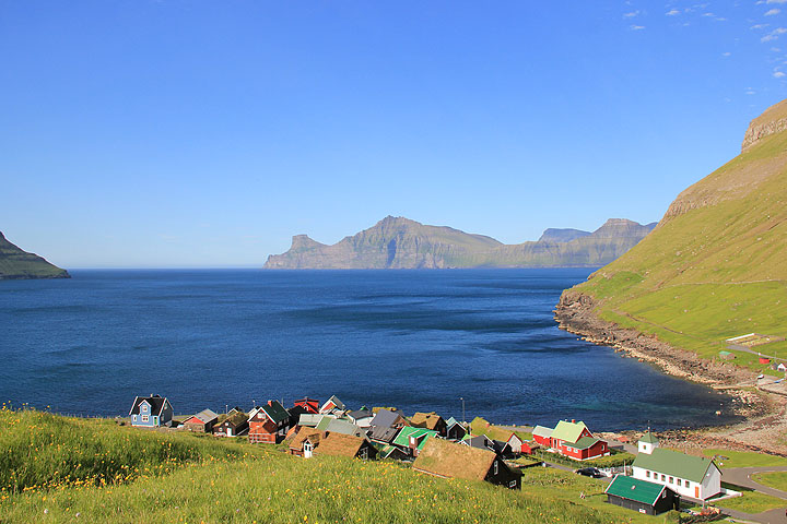 Elduvíkin kylä Atlantin rannalla