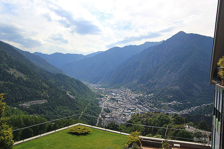 Andorra la Vellan kaupunki alhaalla laaksossa jyrkkien rinteiden välissä