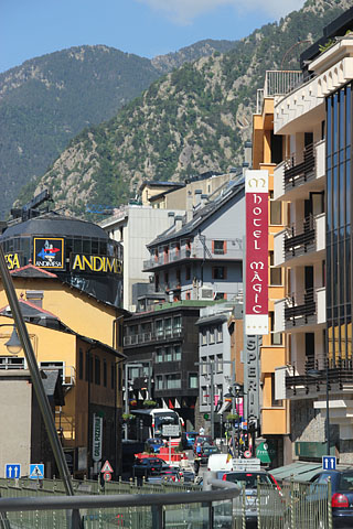 Andorra la Vellan kerrostaloja vuorten alapuolella