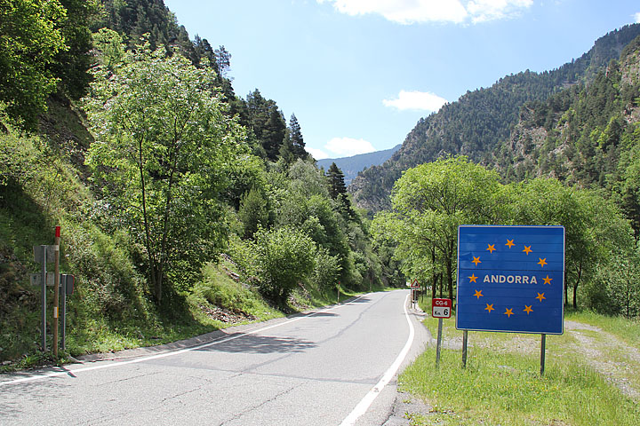 Andorran raja. Puita ja rajakyltti.