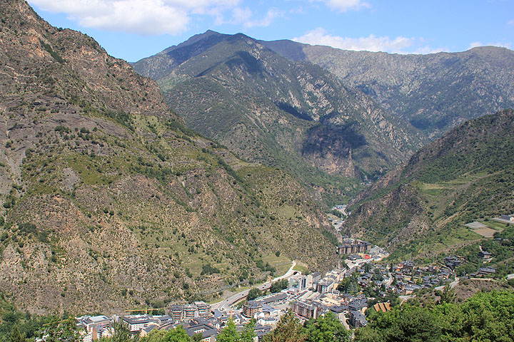 Sant Julià de Lòrian kaupunki alhaalla laaksossa vuorten välissä