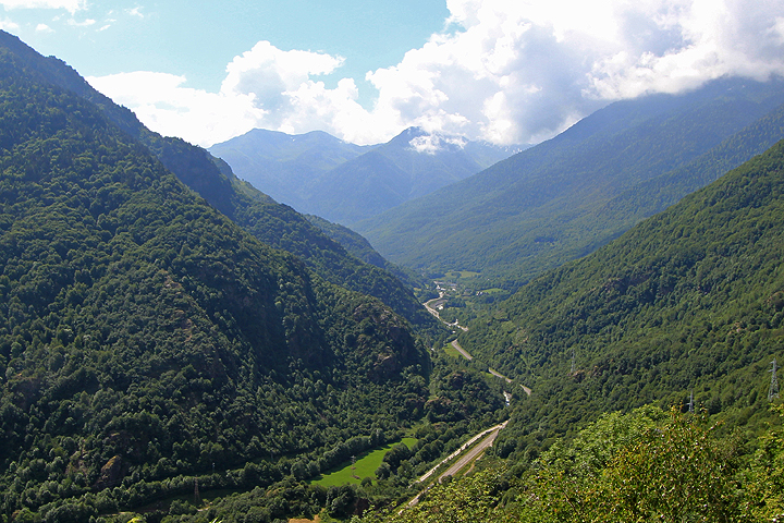 Val d'Aran, laakson pohjalla kiemurtelee tie