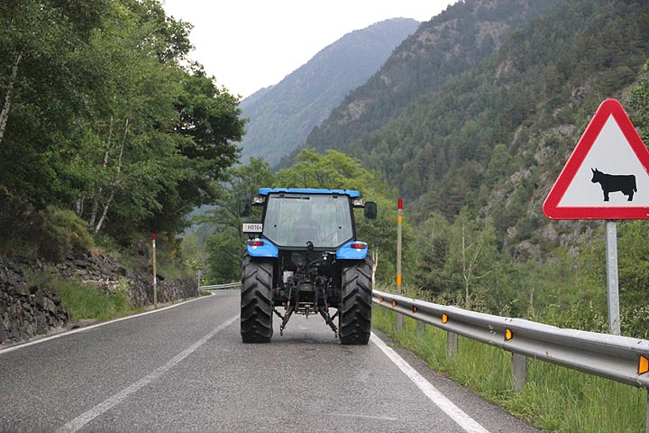 Andorralainen traktori tien päällä