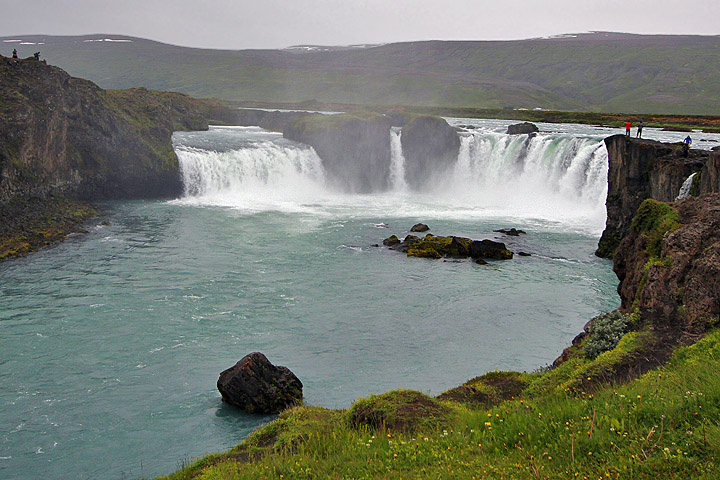Goðafoss: leveä vesiputous