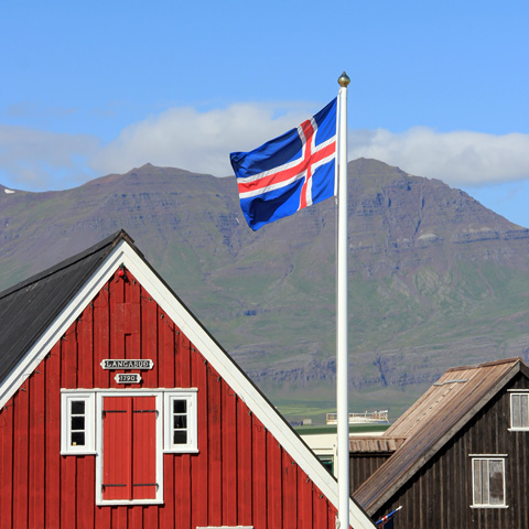 Islannin lippu liehuu