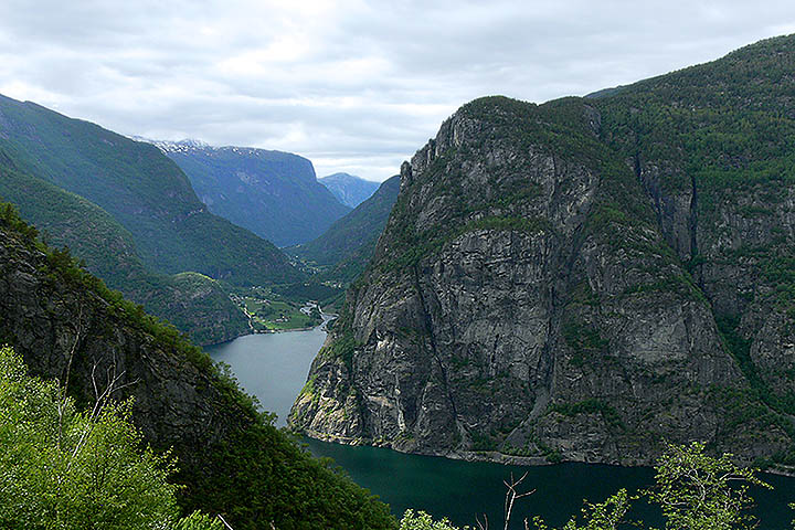 Aurlandsdalen: äkkijyrkkä vuorenseinämä, alhaalla vettä