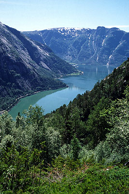 Näkymä Kjeåsenilta alas Simadalsfjorden-vuonolle