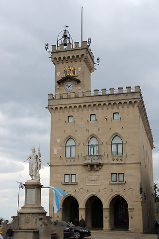 Linnamainen Palazzo Pubblico ja vapaudenpatsas